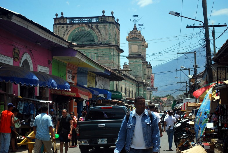 Les rues commerçantes sont bondées en plein milieu de journée sous un soleil de plomb, Granada, Nicaragua